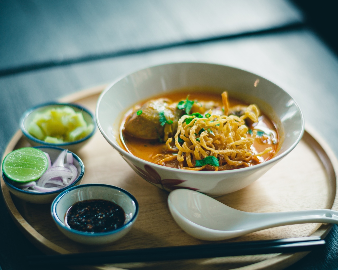 Суп рамен на подносе с луком и соусом