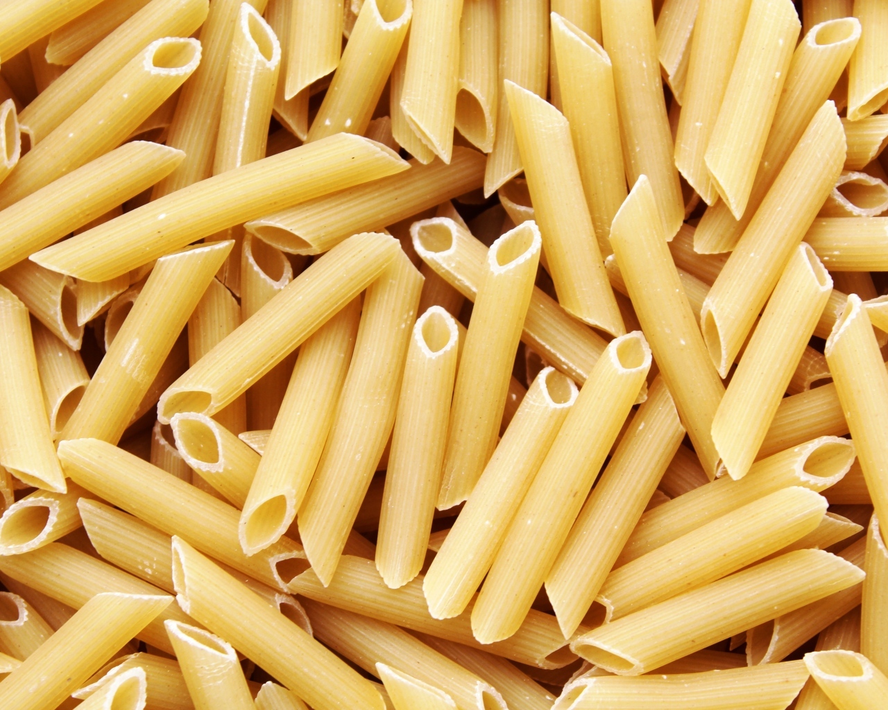Сырые макароны крупным планом
