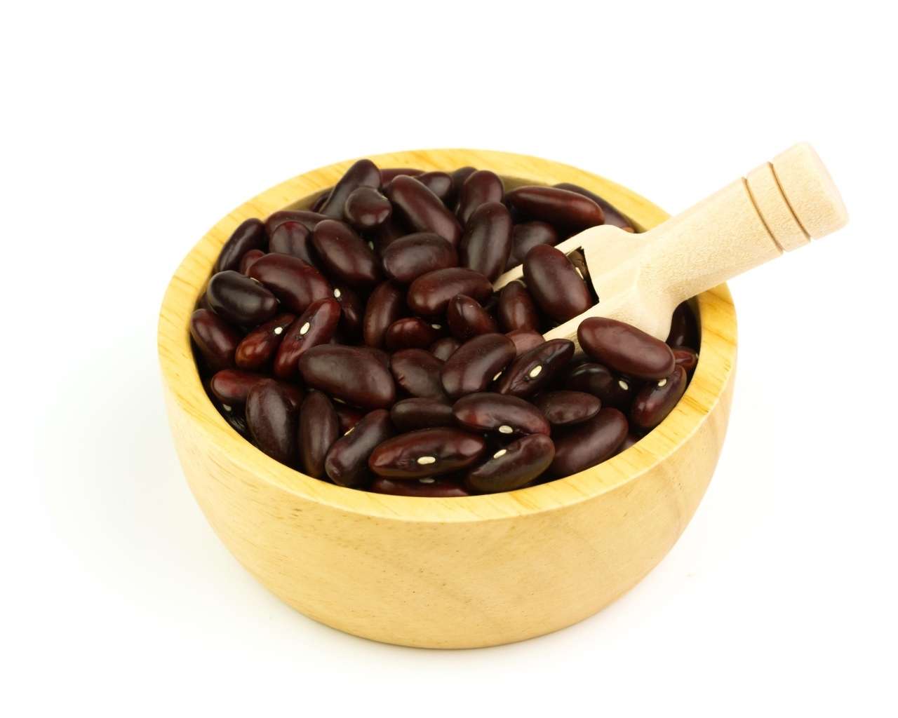 Красная фасоль на белом фоне