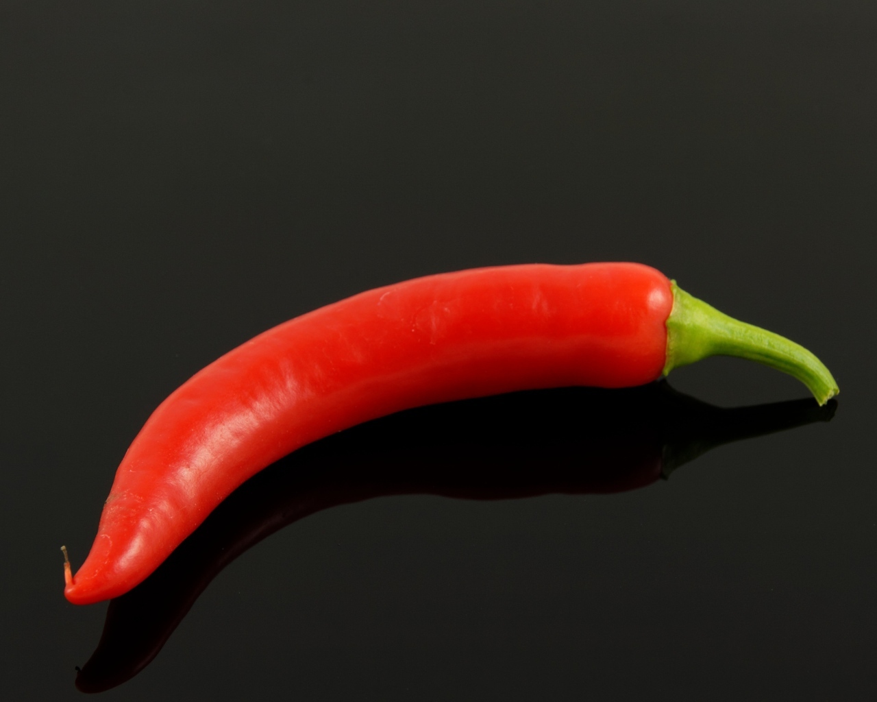 Красный жгучий перец на черном фоне