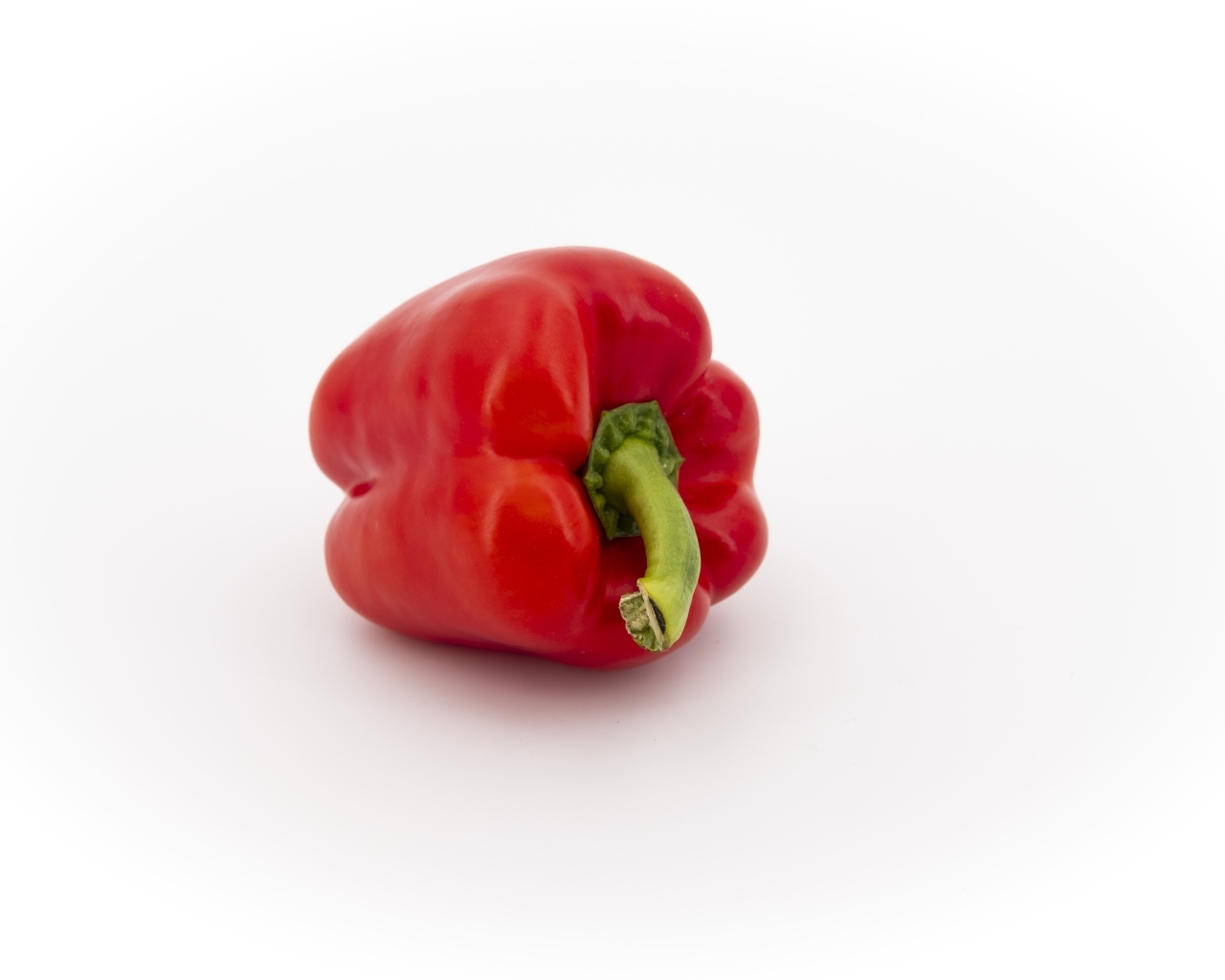 Красный сладкий перец на белом фоне