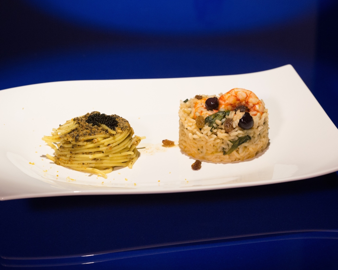 Рис и спагетти на большой белой тарелке