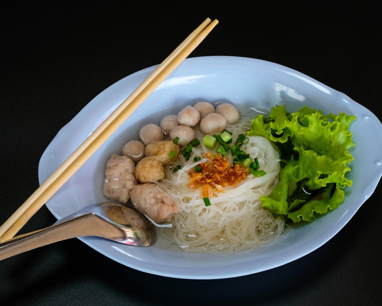 Рисовая лапша с овощами в тарелке 