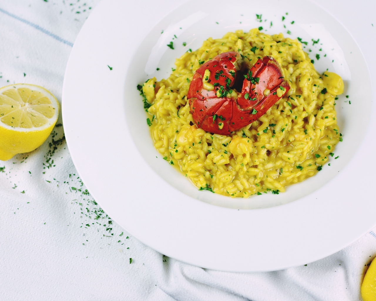 Рис с креветкой на столе с лимоном