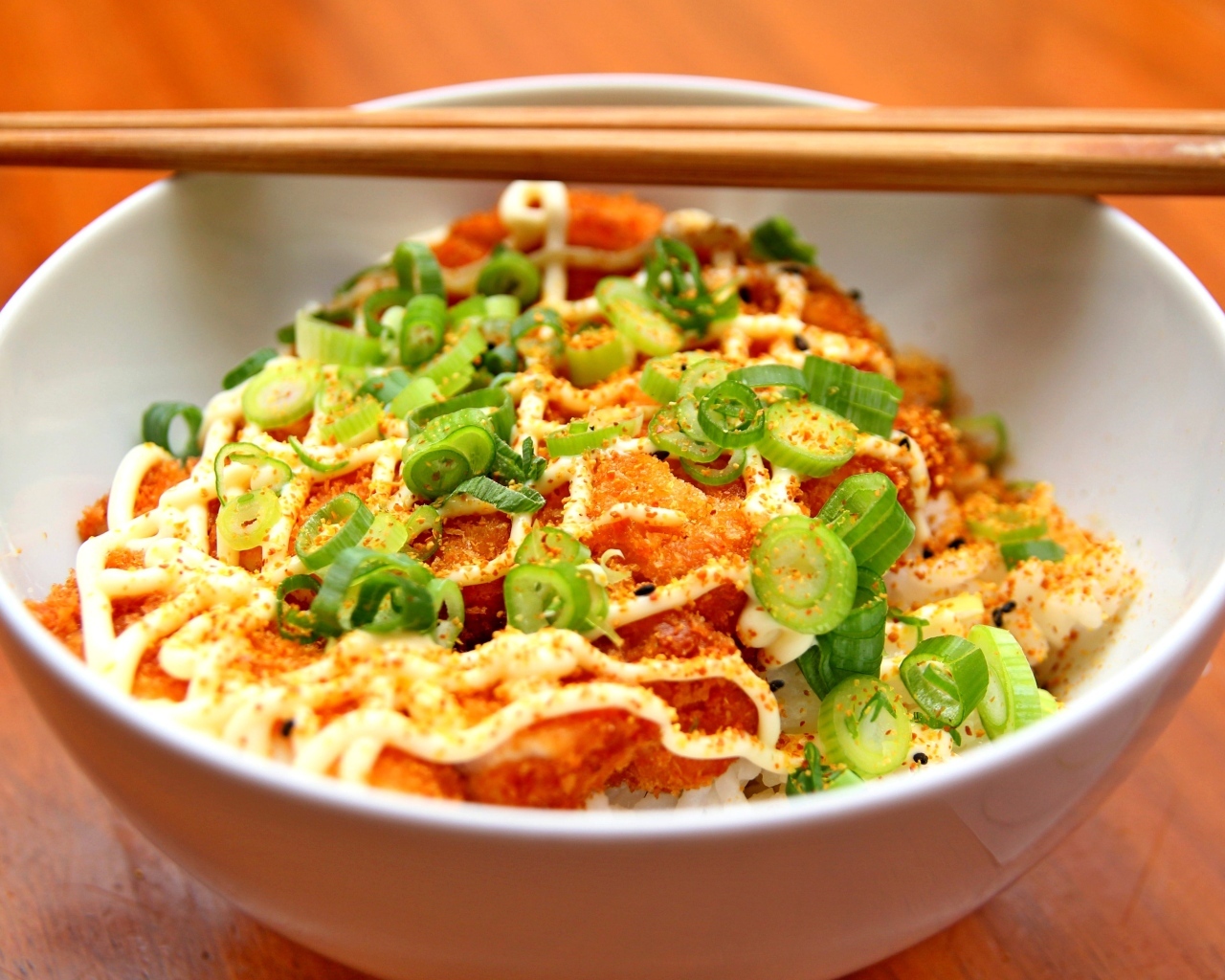 Рис с овощами в тарелке с палочками