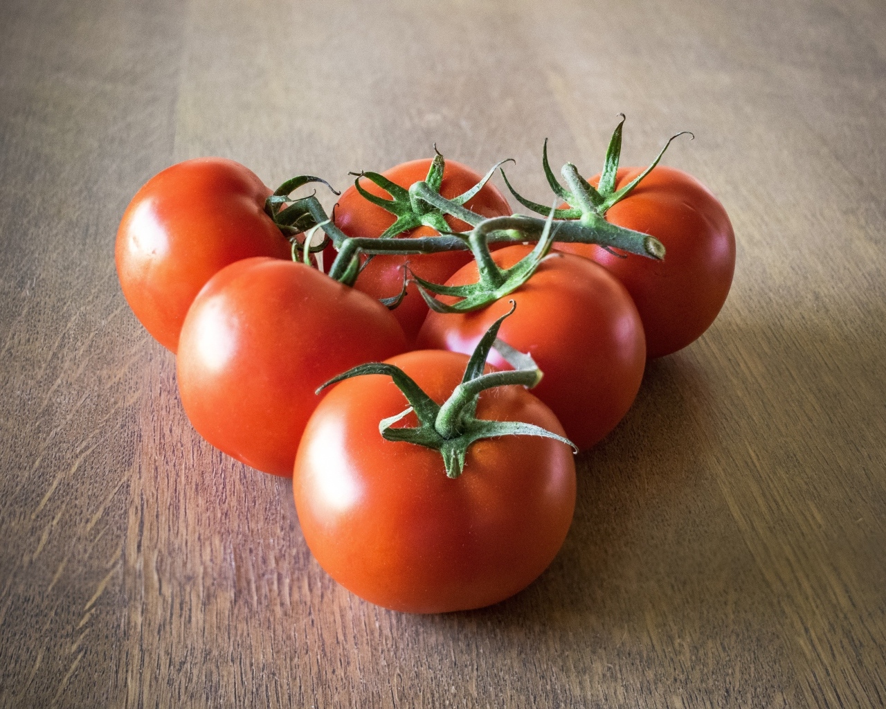 Спелые вкусные круглые красные помидоры