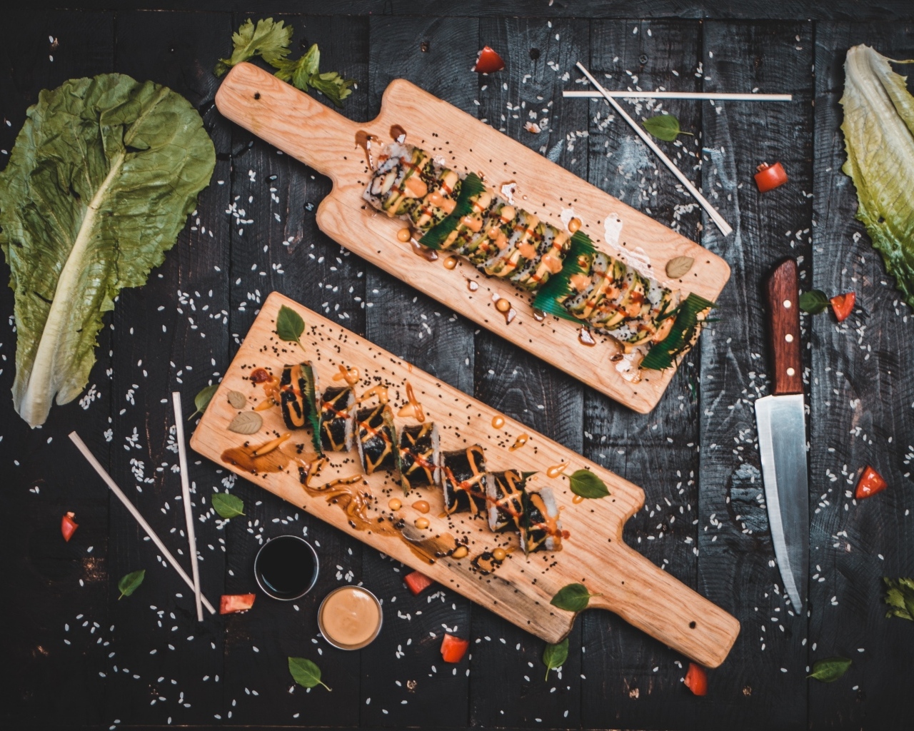 Роллы на деревянной доске на столе