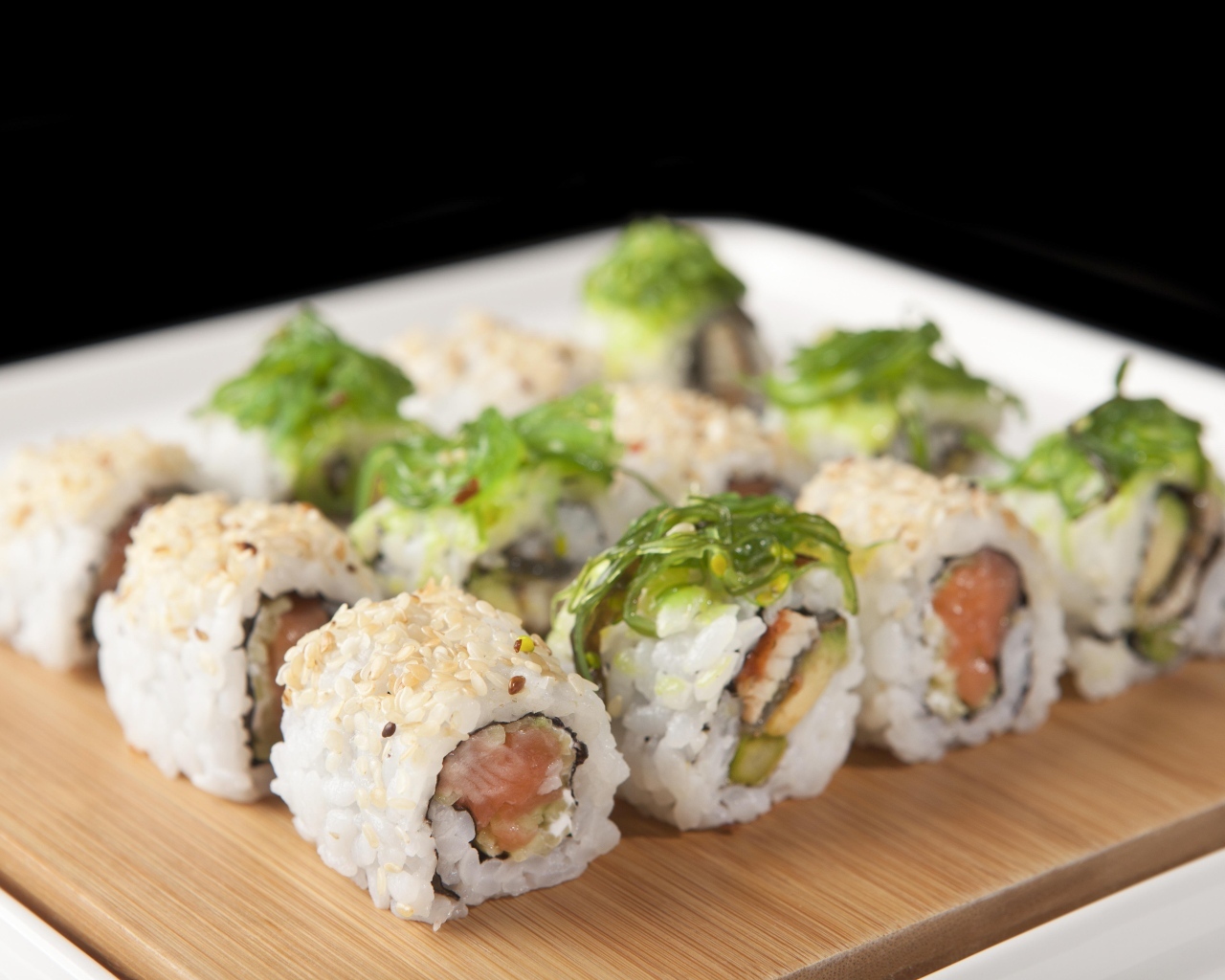 Роллы с рыбой на деревянной доске