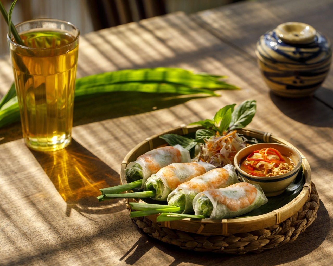 Роллы с зеленью на столе с чаем