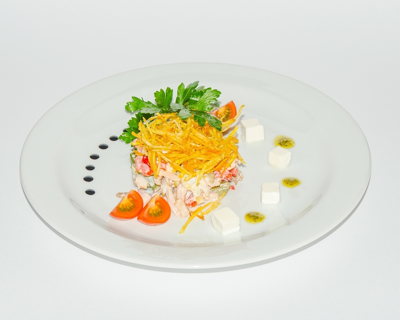 Салат на большой белой тарелке