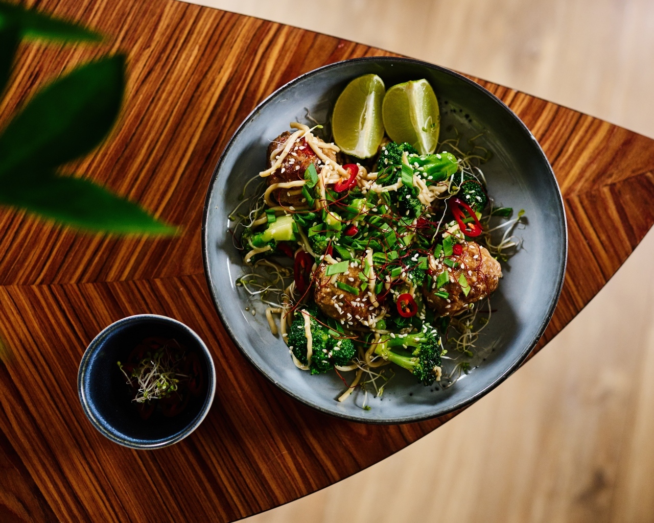 Салат на тарелке с кусочками лайма