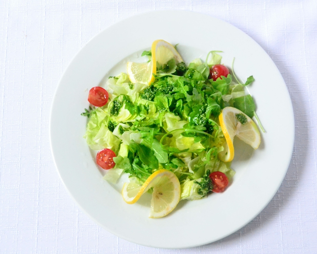 Салат с рукколой, помидорами и лимоном