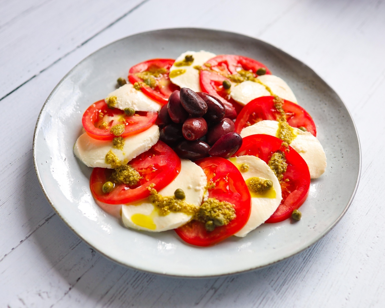 Салат с сыром моцарелла, помидорами и маслинами