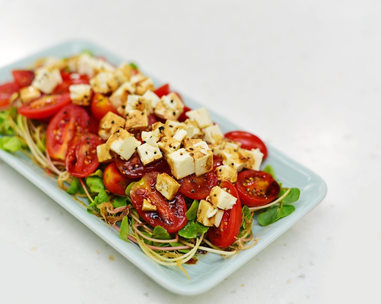 Салат с помидорами и жареным сыром