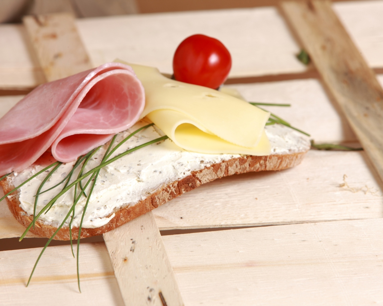 Бутерброд с сыром и ветчиной