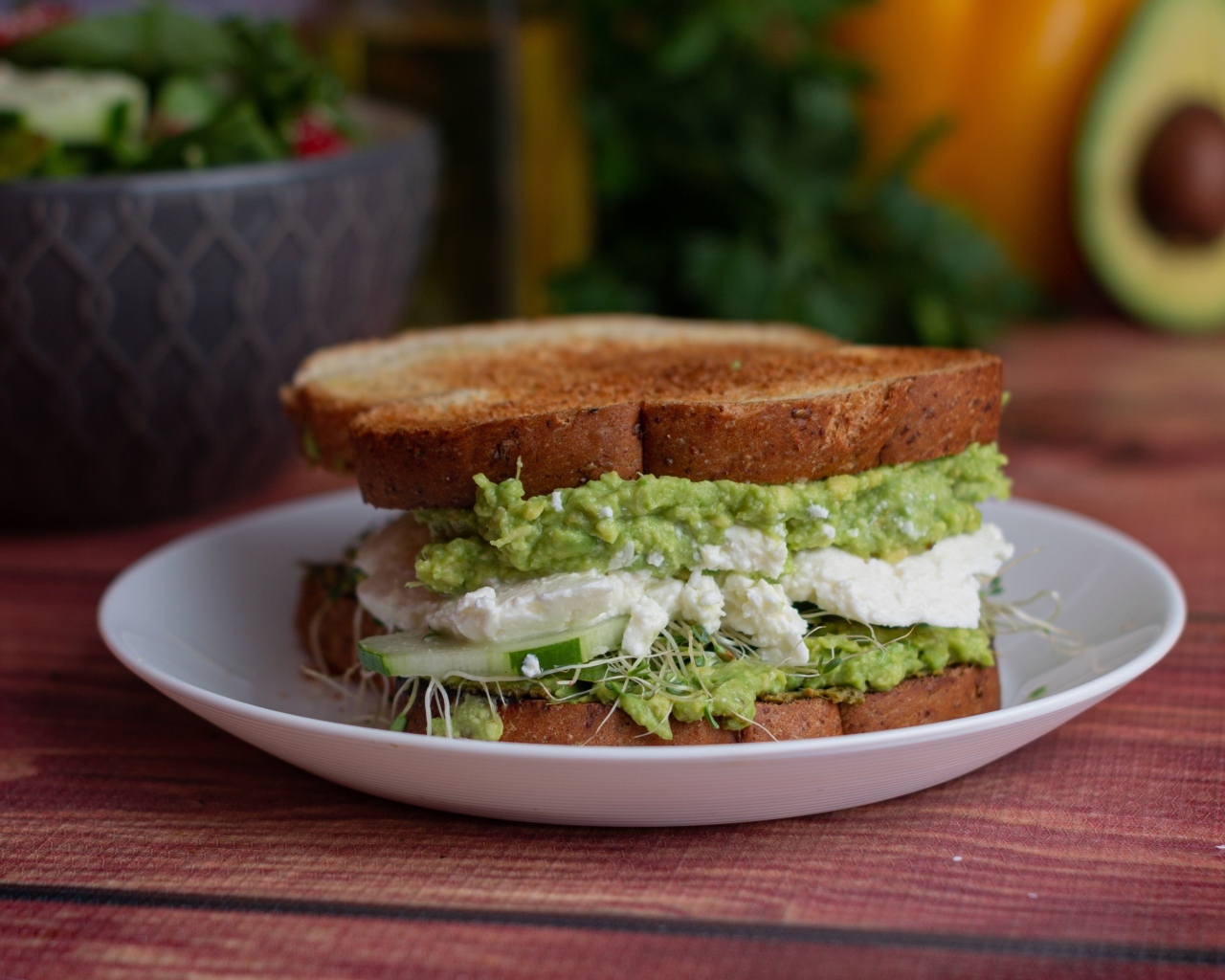 Бутерброд с соусом песто и сыром