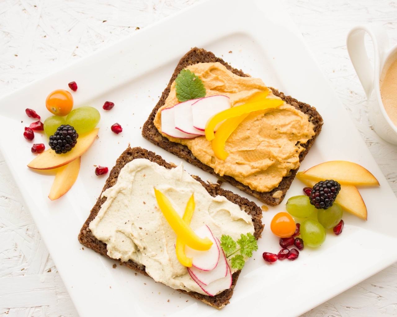 Бутерброды с паштетом на тарелке