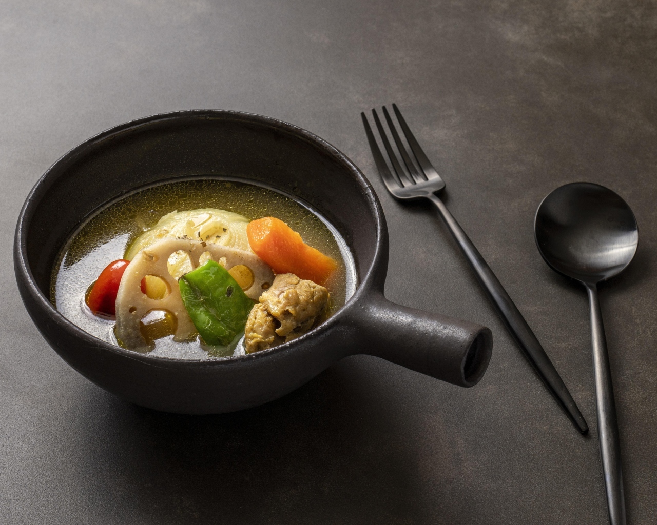 Суп саппоро с овощами на столе