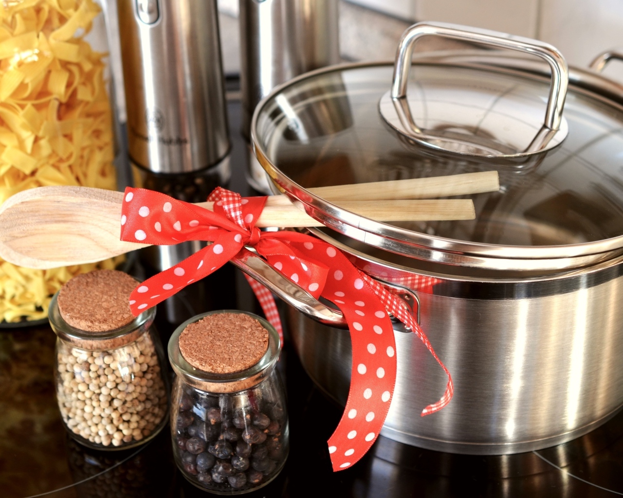 Кастрюля на столе с ложками, специями и лапшой