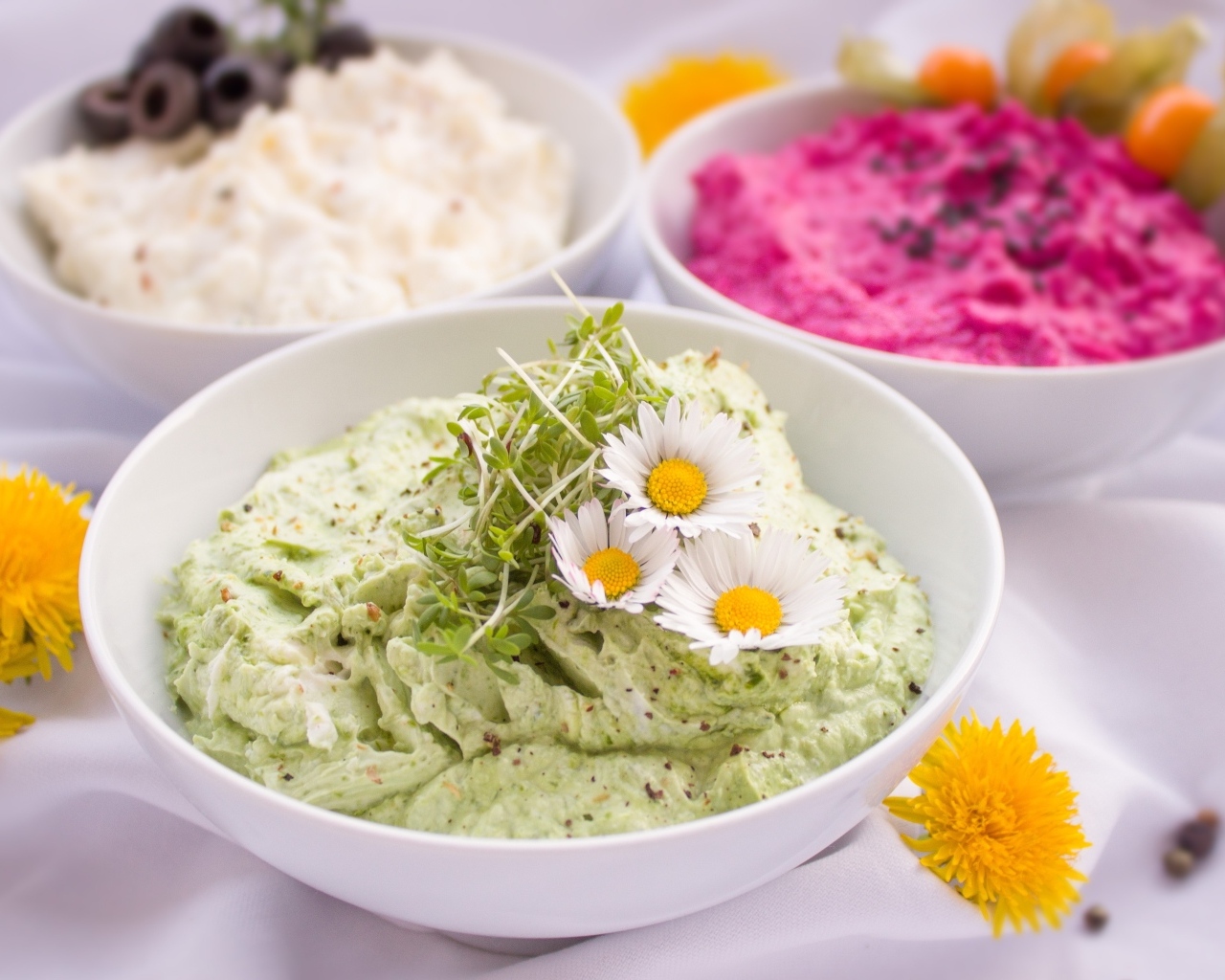 Соусы в белых тарелках на столе