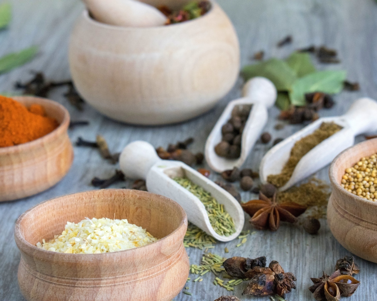 Семена и специи на столе