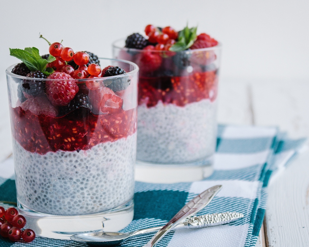 Коктейли с семенами чиа и ягодами
