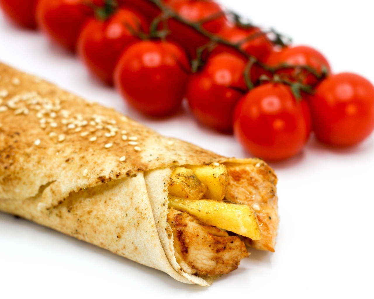 Шаурма с помидорами на столе