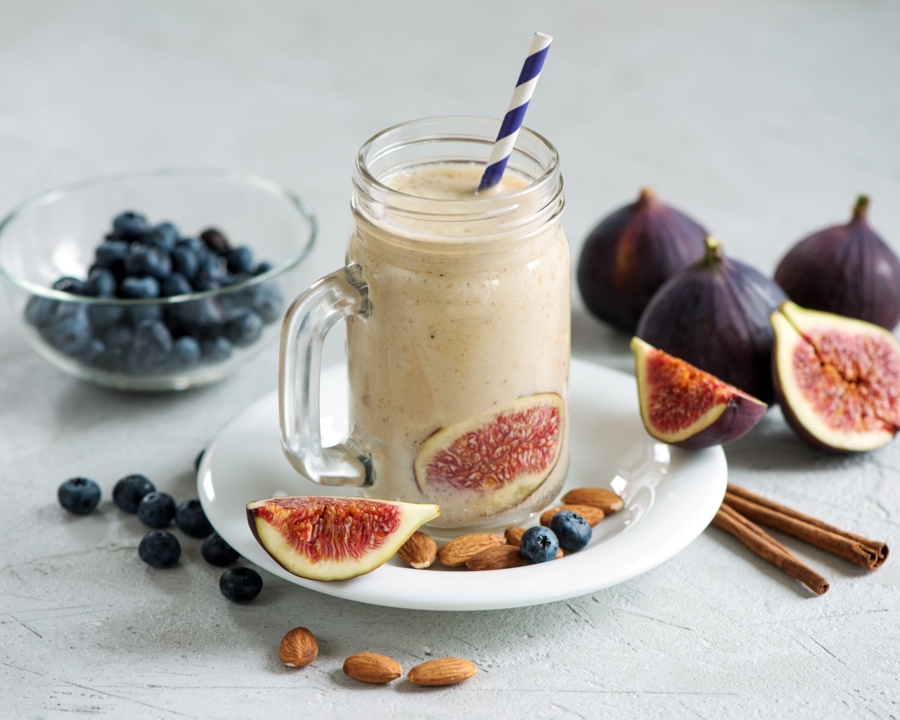Смузи на столе и инжиром и ягодами черники