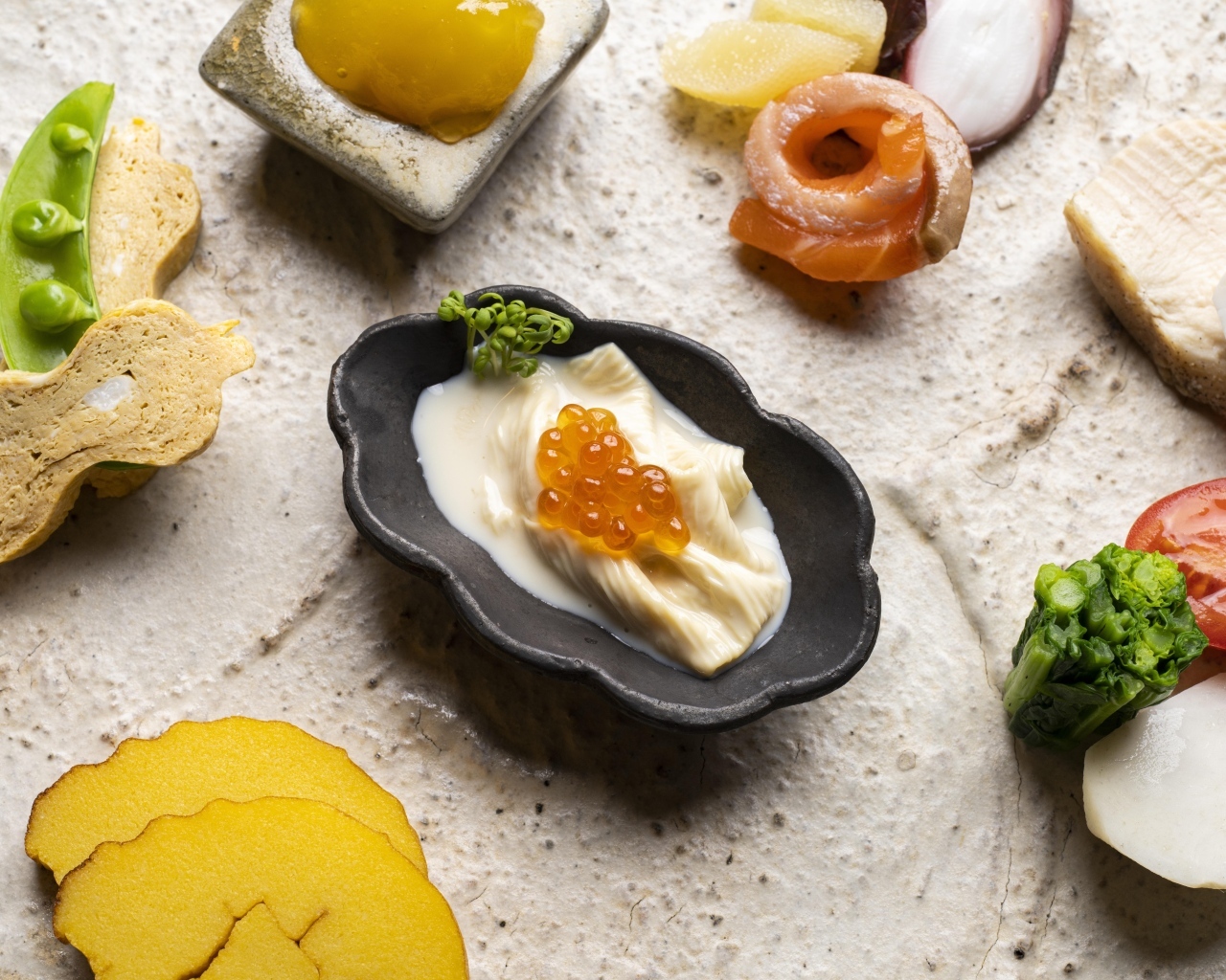 Закуски на столе с соусом