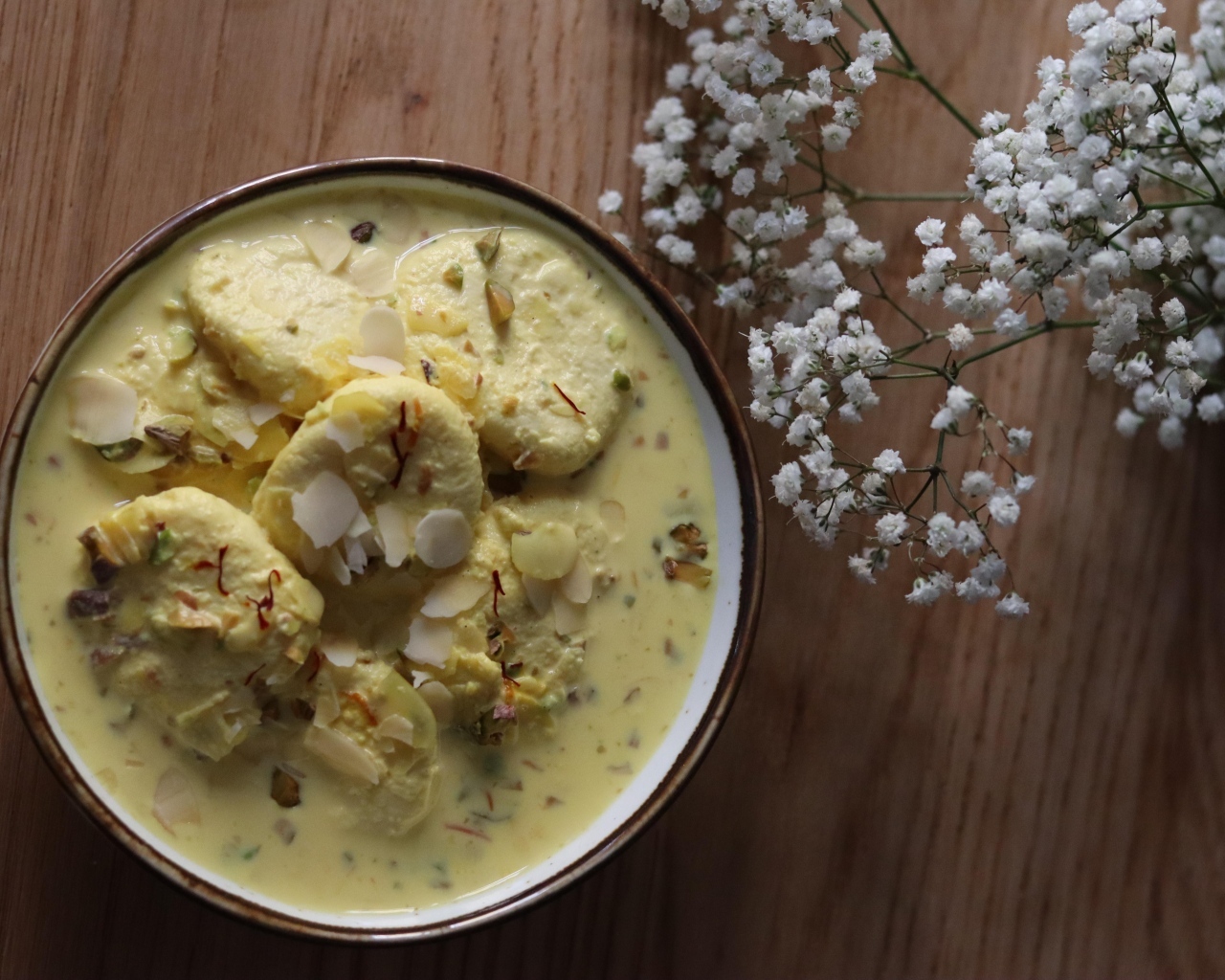 Суп с сыром в миске на столе с цветами