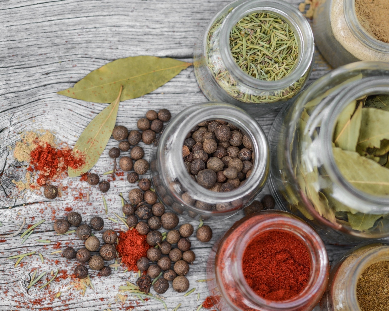 Специи в банках на сером столе