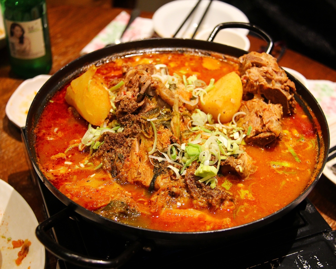 Острый красный суп с мясом