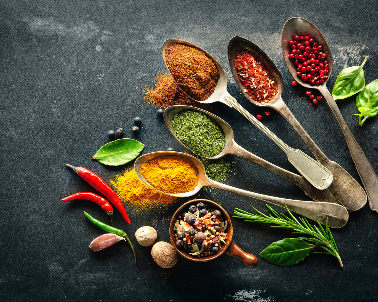 Ложки с ароматными специями на столе