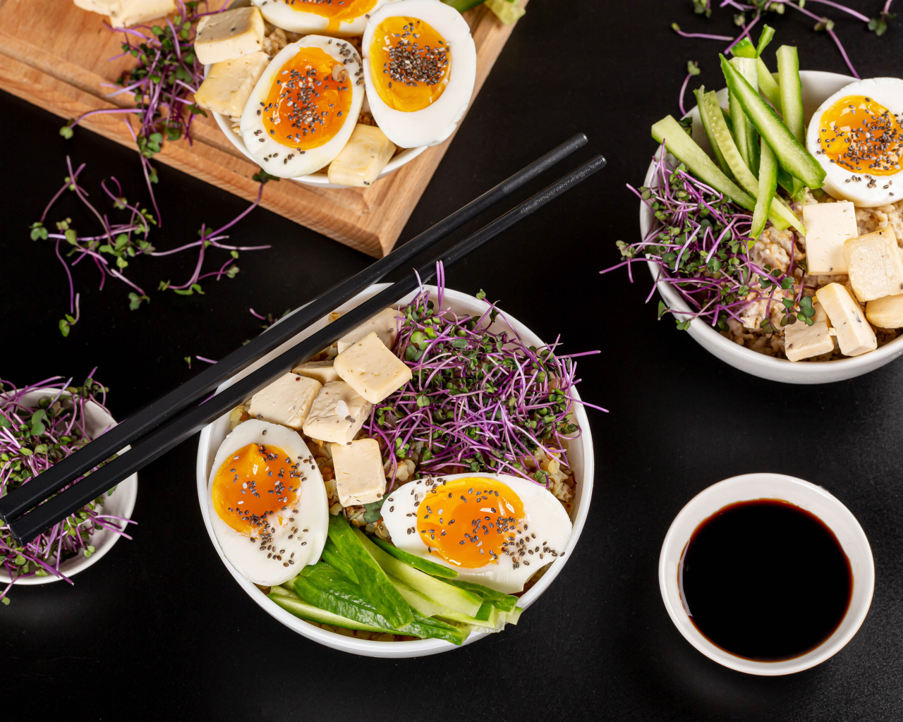 Проросшая пшеница с яйцами на столе