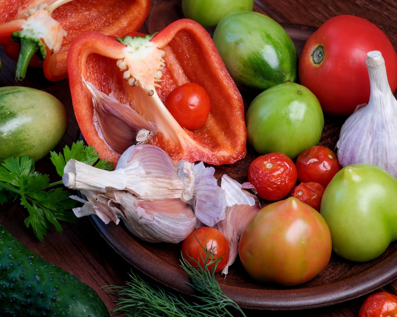 Сладкий перец, помидоры, чеснок и огурец на столе