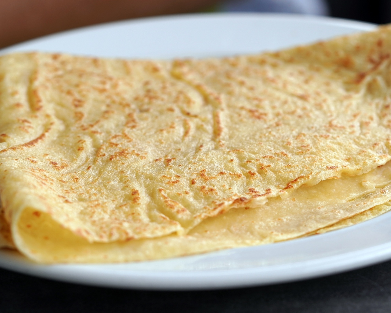 Тонкие свежие блинчики на тарелке