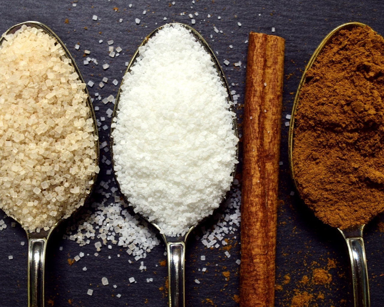 Три ложки со специями на столе 