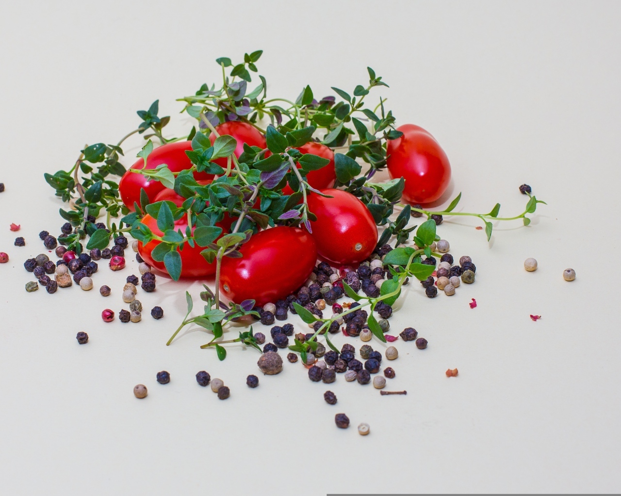 Тимьян, помидоры и перец горошком