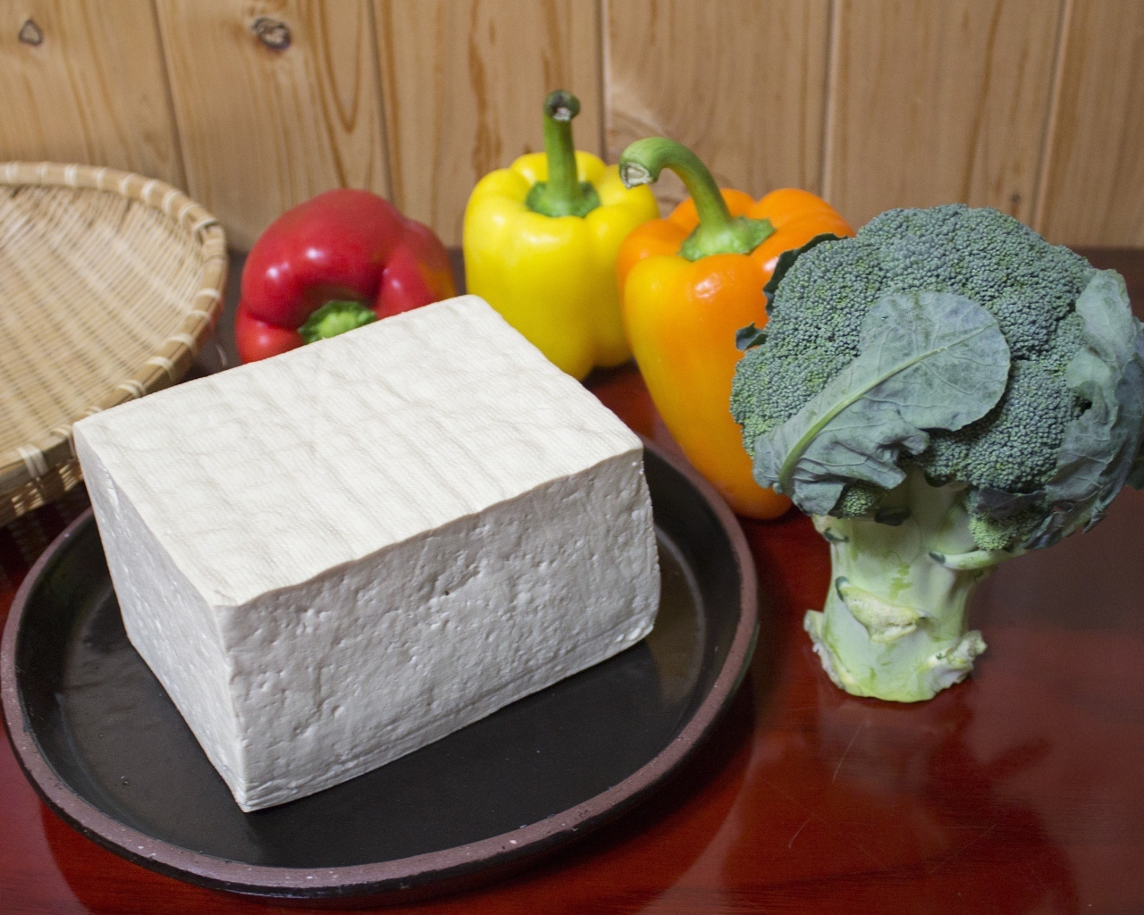 Сыр тофу на столе с брокколи и перцем