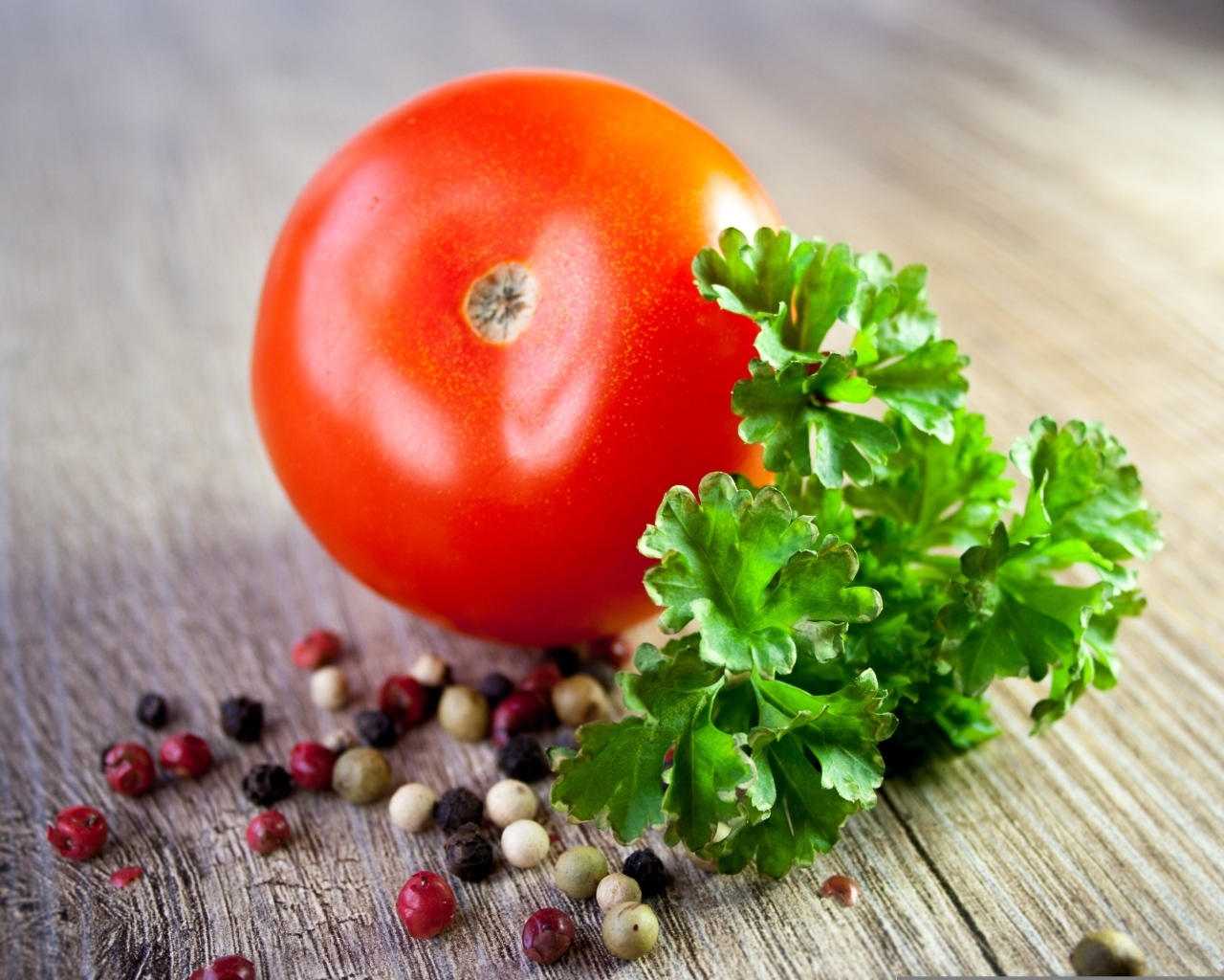 Помидор с петрушкой и перцем горошком