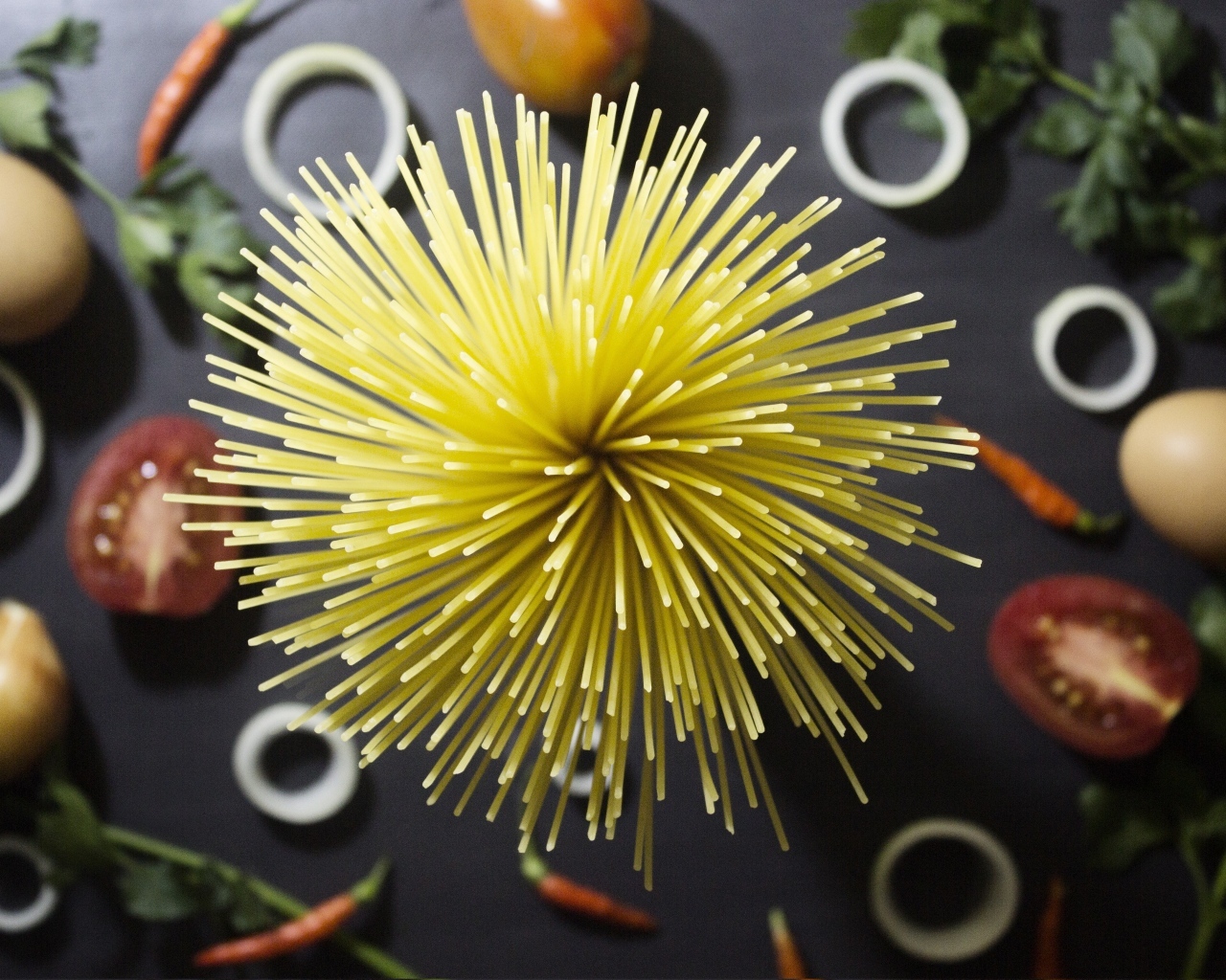 Вид сверху на спагетти и овощи