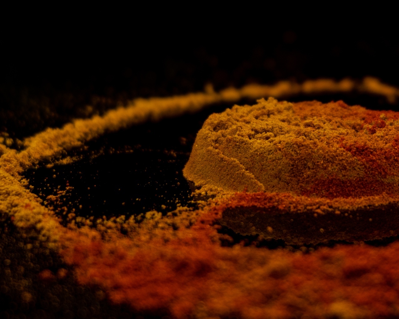 Куркума на черном столе