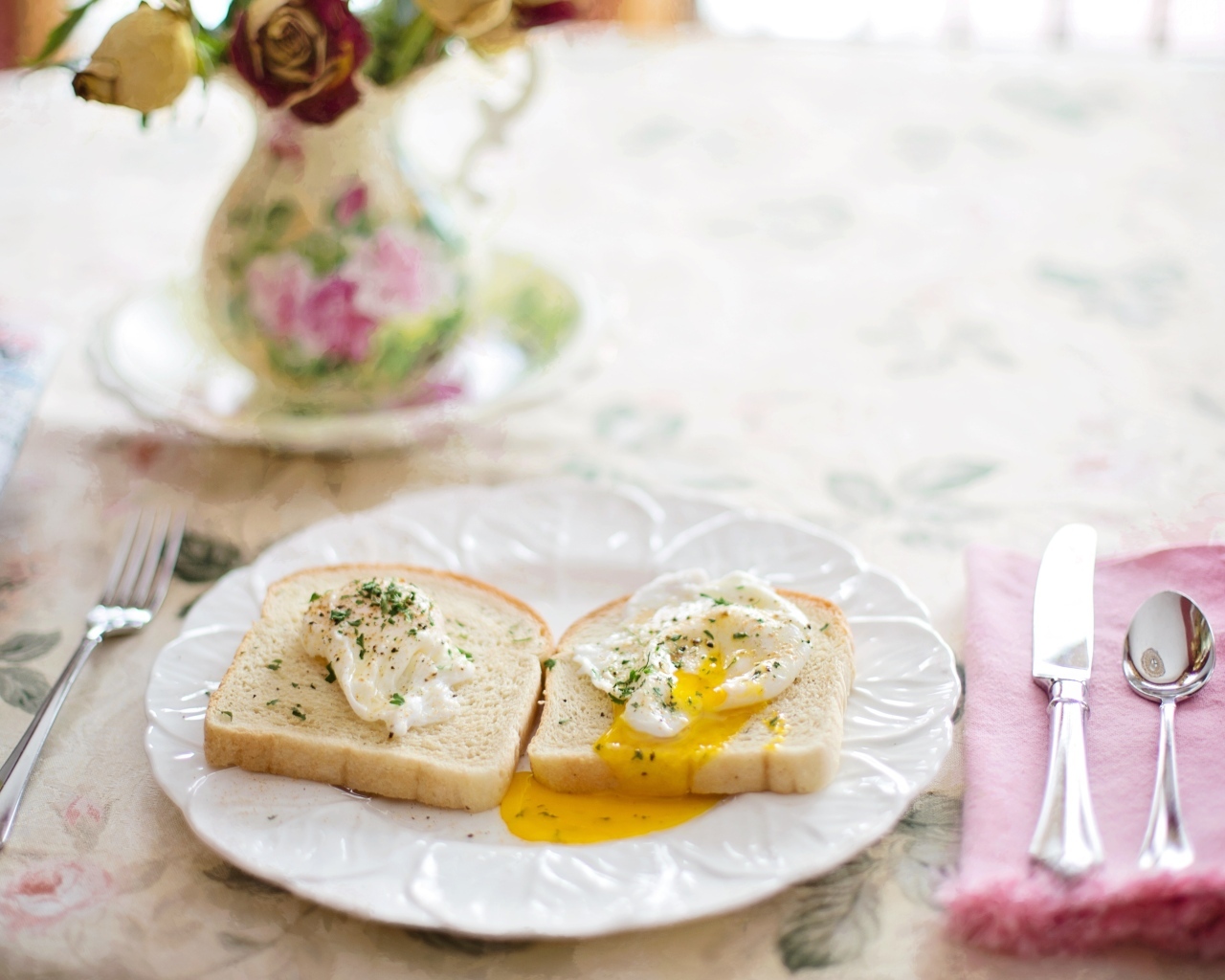 Два куска хлеба с яйцом на тарелке на завтрак