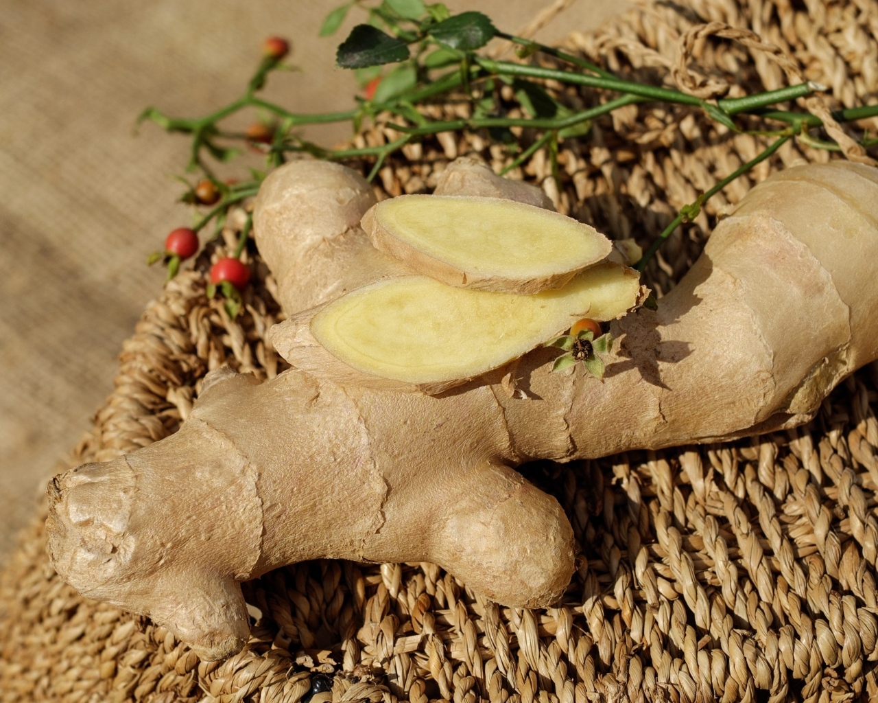 Полезный корень имбиря на столе