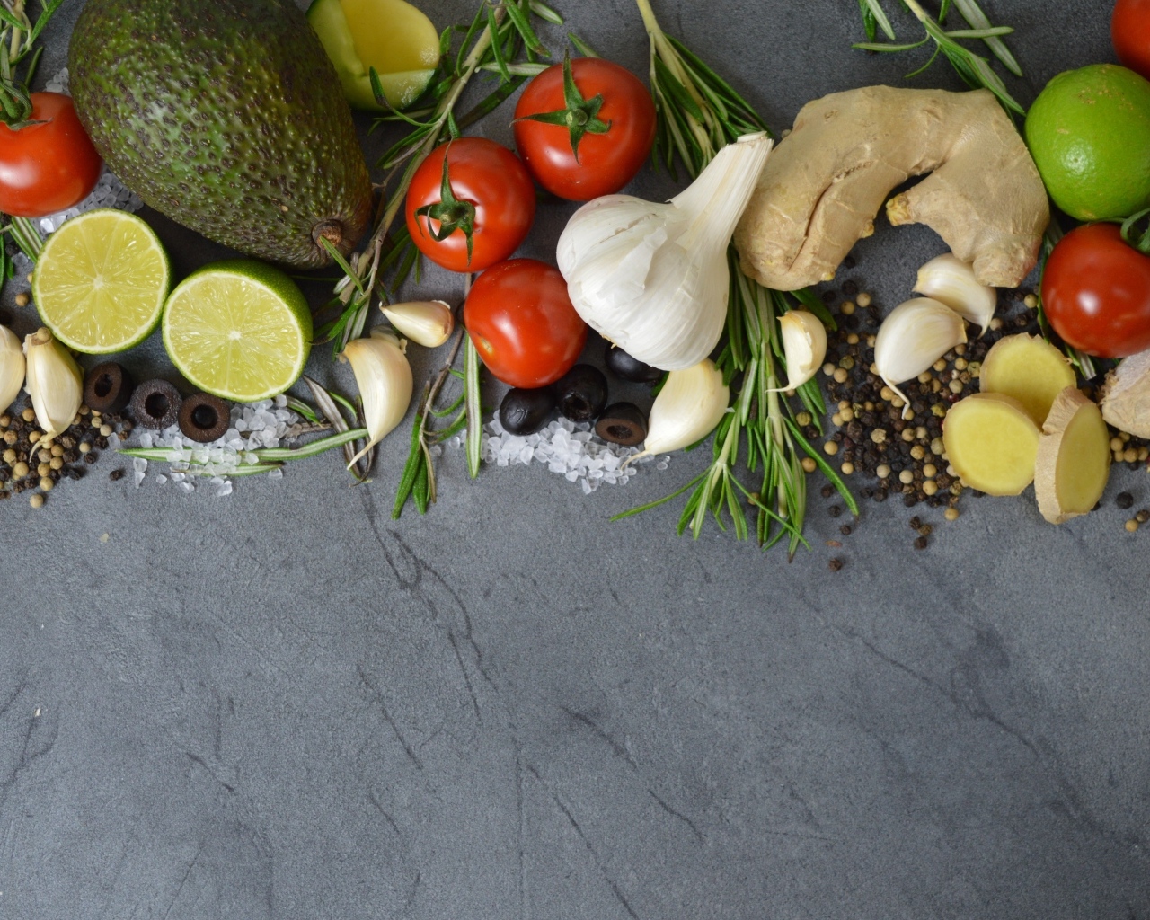 Овощи, зелень и специи на сером столе