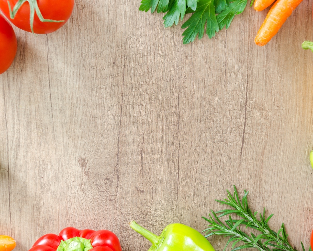 Овощи на деревянном фоне 