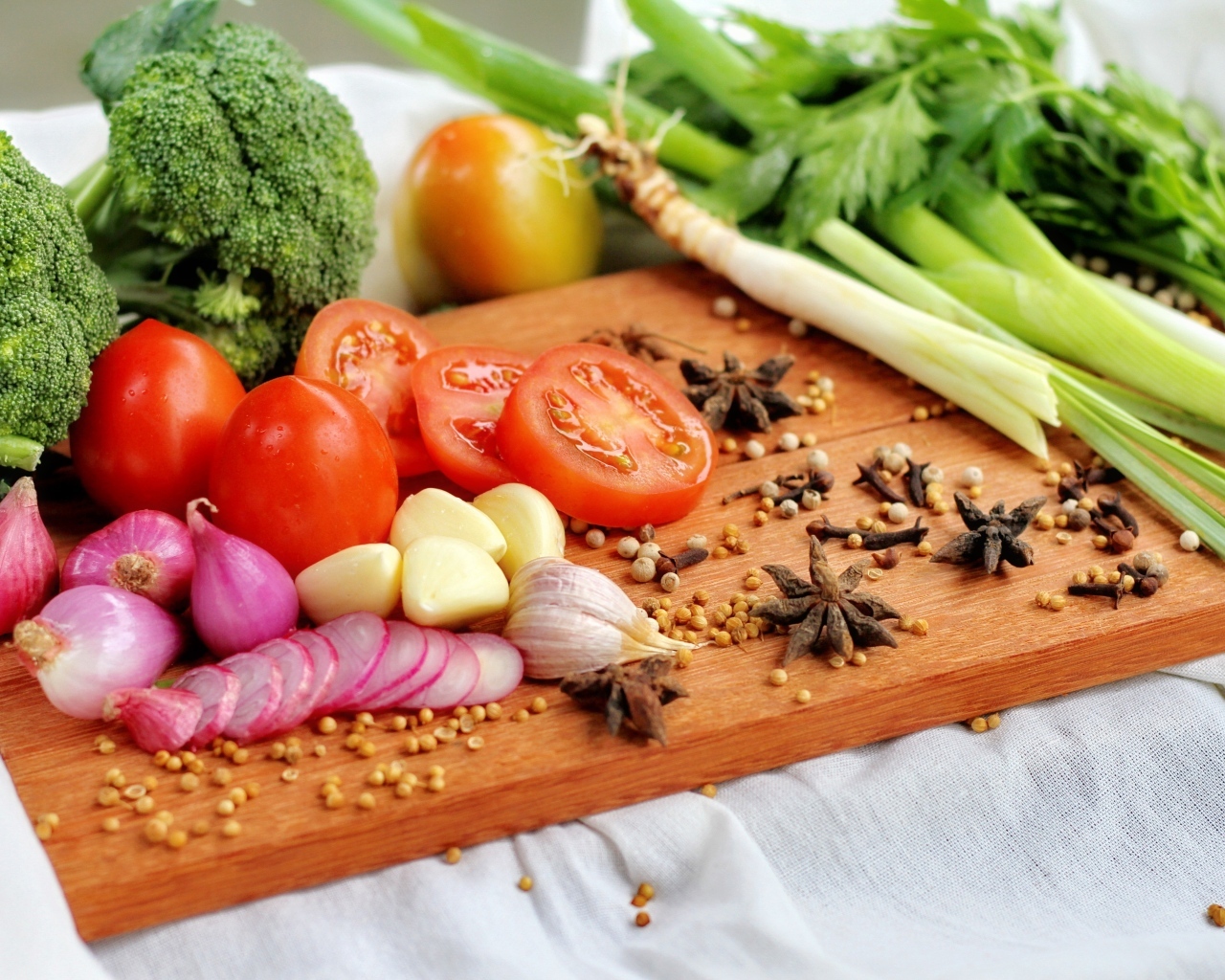 Овощи с зеленью на разделочной доске 