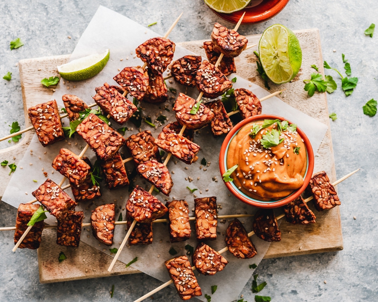 Вегетарианский шашлык на шпажках на столе с соусом