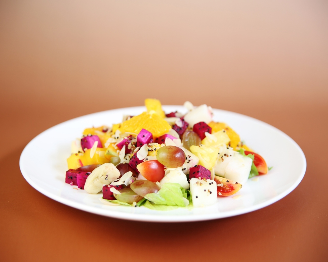 Вегетарианский салат с сыром и виноградом