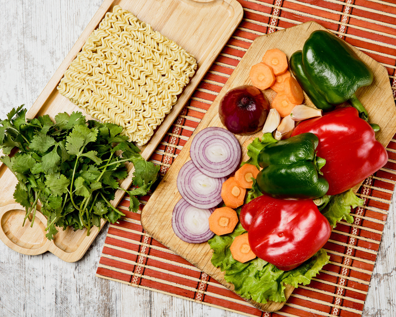 Вермишель с овощами и зеленью на столе